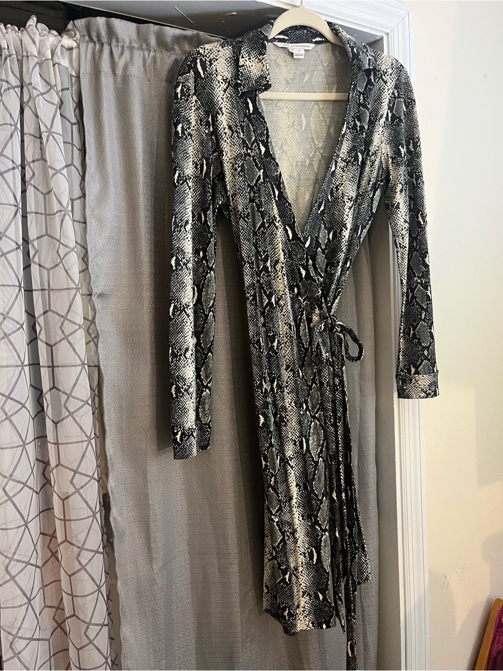 DVF Silk Black & Gray Snake Print Wrap Dress 10 - Picture 7 of 7